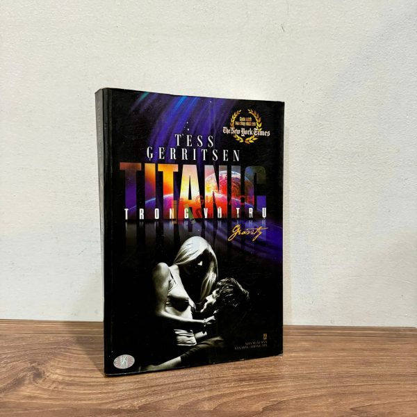 sach titanic trong vu tru tess gerritsen